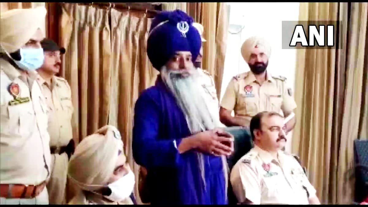 सिंघु बॉर्डर पर लखबीर सिंह की बर्बर हत्या मामले में पंजाब से एक और गिरफ्तार, दो निहंग हिरासत में सिंघु बॉर्डर पर लखबीर सिंह की बर्बर हत्या मामले में पंजाब से एक और गिरफ्तार, दो निहंग हिरासत में