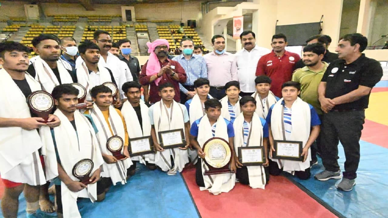 राष्ट्रीय कुश्ती प्रतियोगिता: सीएम हेमंत सोरेन ने पहलवानों का बढ़ाया मान, खेल व खिलाड़ियों पर कही ये बात राष्ट्रीय कुश्ती प्रतियोगिता: सीएम हेमंत सोरेन ने पहलवानों का बढ़ाया मान, खेल व खिलाड़ियों पर कही ये बात