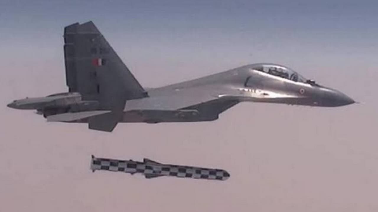 BrahMos Supersonic Cruise Missile का नया एयर लॉन्च वर्जन विकसित, 800 KM तक लक्ष्य भेदने में सक्षम BrahMos Supersonic Cruise Missile का नया एयर लॉन्च वर्जन विकसित, 800 KM तक लक्ष्य भेदने में सक्षम