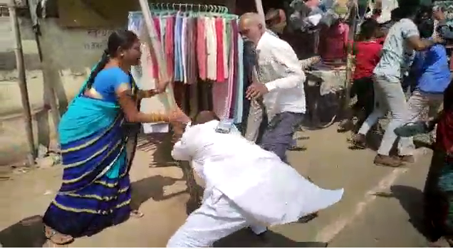 होली का मूड पड़ा भारी, महिला से की गलत हरकत तो थाने के सामने ही पिट गये नेताजी