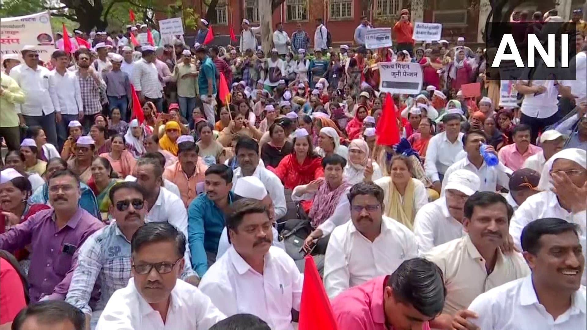 Old Pension Scheme: महाराष्ट्र में भी उठी पुरानी पेंशन योजना की मांग, सड़क पर उतरे कर्मचारी, उद्धव ने दिया साथ Old Pension Scheme: महाराष्ट्र में भी उठी पुरानी पेंशन योजना की मांग, सड़क पर उतरे कर्मचारी, उद्धव ने दिया साथ