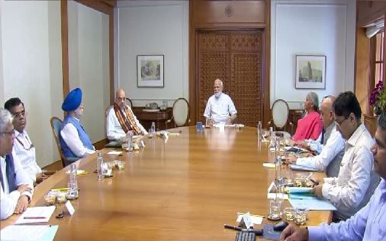 मणिपुर में बिगड़े हालात से टेंशन में केंद्र सरकार, अमित शाह ने पीएम मोदी को मौजूदा स्थिति से कराया अवगत मणिपुर में बिगड़े हालात से टेंशन में केंद्र सरकार, अमित शाह ने पीएम मोदी को मौजूदा स्थिति से कराया अवगत