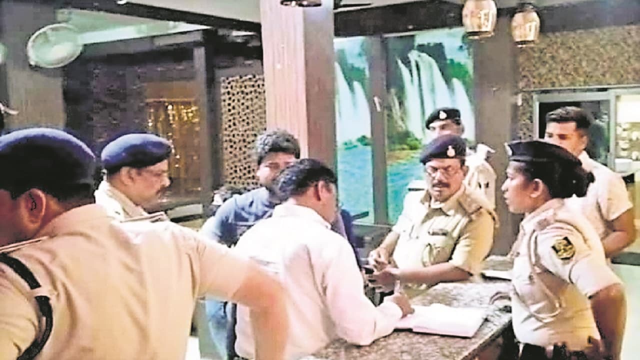Bihar News: बेतिया के होटल में लाचार लड़कियों से कराया जाता था जिस्मफरोशी का धंधा, युवती समेत 4 गिरफ्तार Bihar News: बेतिया के होटल में लाचार लड़कियों से कराया जाता था जिस्मफरोशी का धंधा, युवती समेत 4 गिरफ्तार