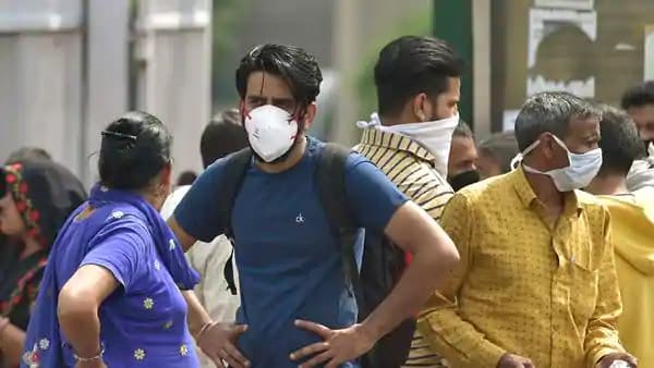 बिहार में ओमिक्रोन की हुई इंट्री तो मास्क की बिक्री 70 फीसदी तक बढ़ी, पीपीइ किट के भी आने लगे ऑर्डर बिहार में ओमिक्रोन की हुई इंट्री तो मास्क की बिक्री 70 फीसदी तक बढ़ी, पीपीइ किट के भी आने लगे ऑर्डर