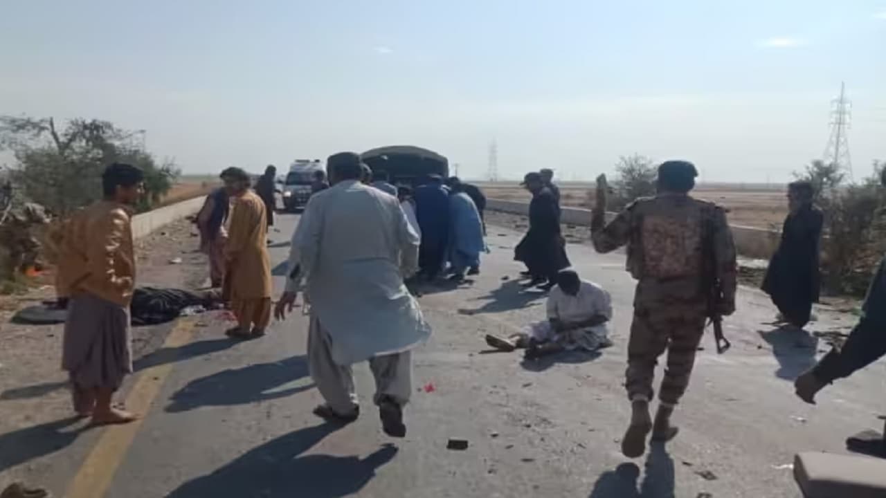 Pakistan Blast: खैबर पख्तूनख्वा में ‘आत्मघाती’ हमले में 44 की मौत, कई गंभीर, बढ़ सकता है मृतकों का आंकड़ा Pakistan Blast: खैबर पख्तूनख्वा में ‘आत्मघाती’ हमले में 44 की मौत, कई गंभीर, बढ़ सकता है मृतकों का आंकड़ा