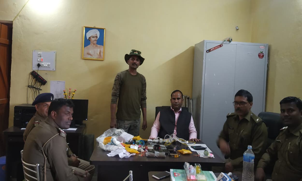 मेदिनीनगर के रिमांड होम में छापेमारी, 10 मोबाइल समेत मिले कई आपत्तिजनक सामान मेदिनीनगर के रिमांड होम में छापेमारी, 10 मोबाइल समेत मिले कई आपत्तिजनक सामान