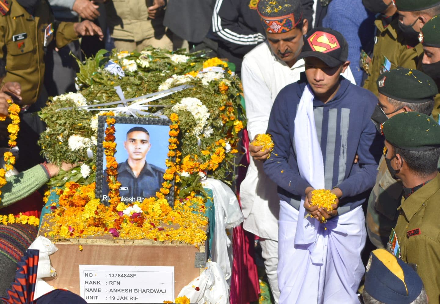 शहीद बेटे को सेहरा पहनाकर बैंड-बाजे के साथ दूल्हे की तरह दी अंतिम विदाई शहीद बेटे को सेहरा पहनाकर बैंड-बाजे के साथ दूल्हे की तरह दी अंतिम विदाई