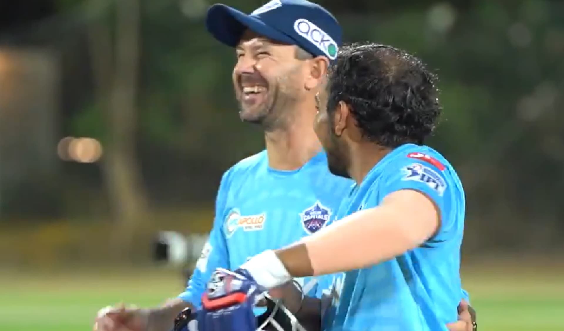IPL 2021 : पृथ्वी शॉ को रिकी पोंटिंग में नजर आते हैं ‘चक दे इंडिया’ के शाहरुख खान, जानें क्या है कारण ? Watch Video IPL 2021 : पृथ्वी शॉ को रिकी पोंटिंग में नजर आते हैं ‘चक दे इंडिया’ के शाहरुख खान, जानें क्या है कारण ? Watch Video