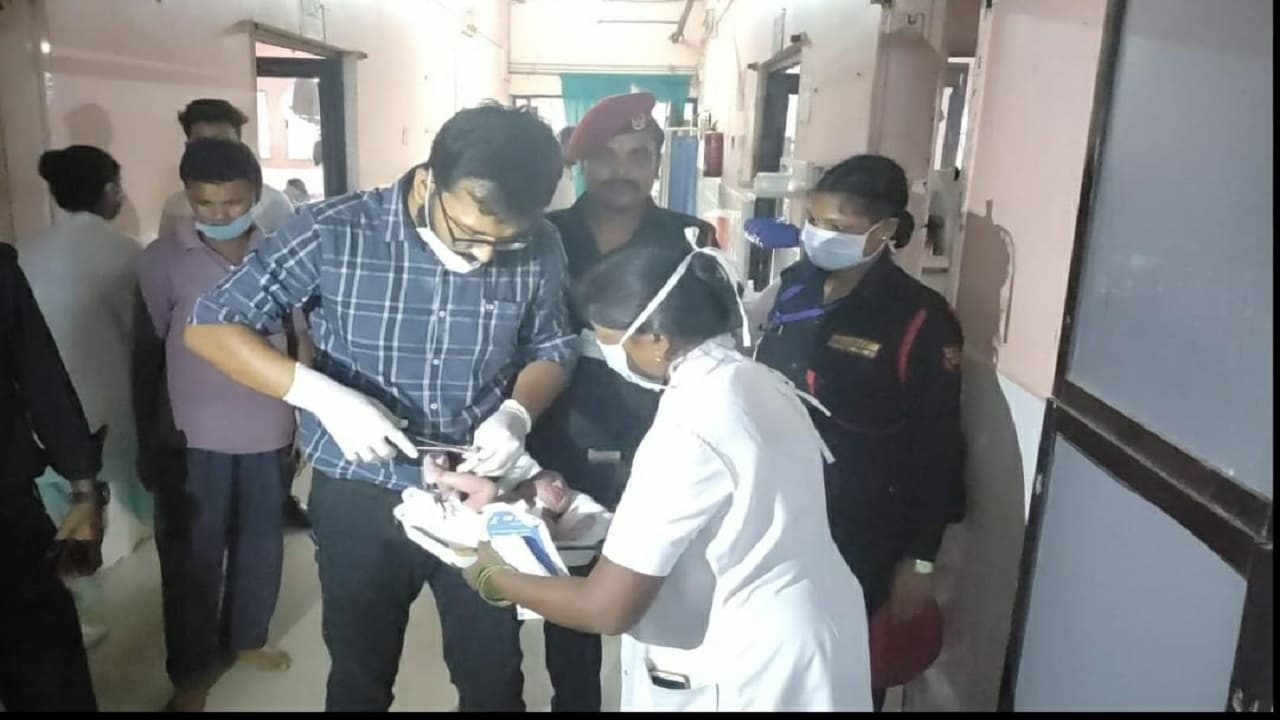 रिम्स का शौचालय बना लेबर रूम, दर्द से तड़पती रही महिला, नहीं आयीं गायनी की डॉक्टर, ऐसे हुआ सुरक्षित प्रसव रिम्स का शौचालय बना लेबर रूम, दर्द से तड़पती रही महिला, नहीं आयीं गायनी की डॉक्टर, ऐसे हुआ सुरक्षित प्रसव