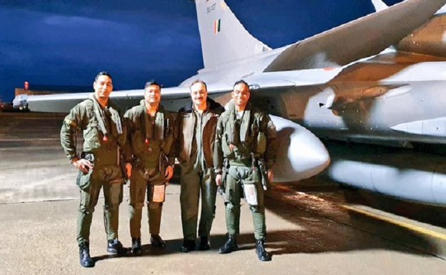 Rafale Fighter Jets : तीन और राफेल लड़ाकू विमानों ने भारत के लिए भरी उड़ान, सफर के दौरान आसमान में ही भरा जायेगा फ्यूल