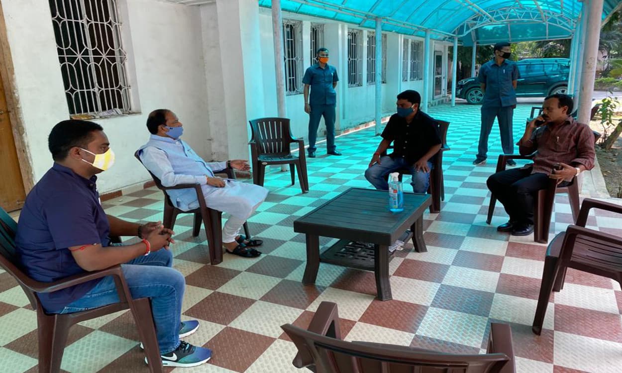 झारखंड के पूर्व सीएम रघुवर दास ने शिक्षा मंत्री जगरनाथ महतो के परिजनों से की मुलाकात, जानें क्यों… झारखंड के पूर्व सीएम रघुवर दास ने शिक्षा मंत्री जगरनाथ महतो के परिजनों से की मुलाकात, जानें क्यों…