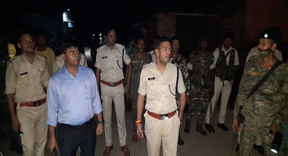 Jharkhand News: रावण दहन रोकने पर पुलिस व ग्रामीण में झड़प, छावनी में तब्दील हुआ रामगढ़ का बड़कीपोना क्षेत्र Jharkhand News: रावण दहन रोकने पर पुलिस व ग्रामीण में झड़प, छावनी में तब्दील हुआ रामगढ़ का बड़कीपोना क्षेत्र