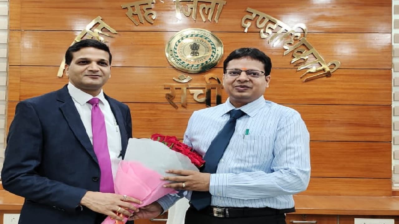 Jharkhand News: राहुल कुमार सिन्हा ने रांची के नये DC का संभाला पदभार, 2011 बैच के हैं IAS अधिकारी Jharkhand News: राहुल कुमार सिन्हा ने रांची के नये DC का संभाला पदभार, 2011 बैच के हैं IAS अधिकारी