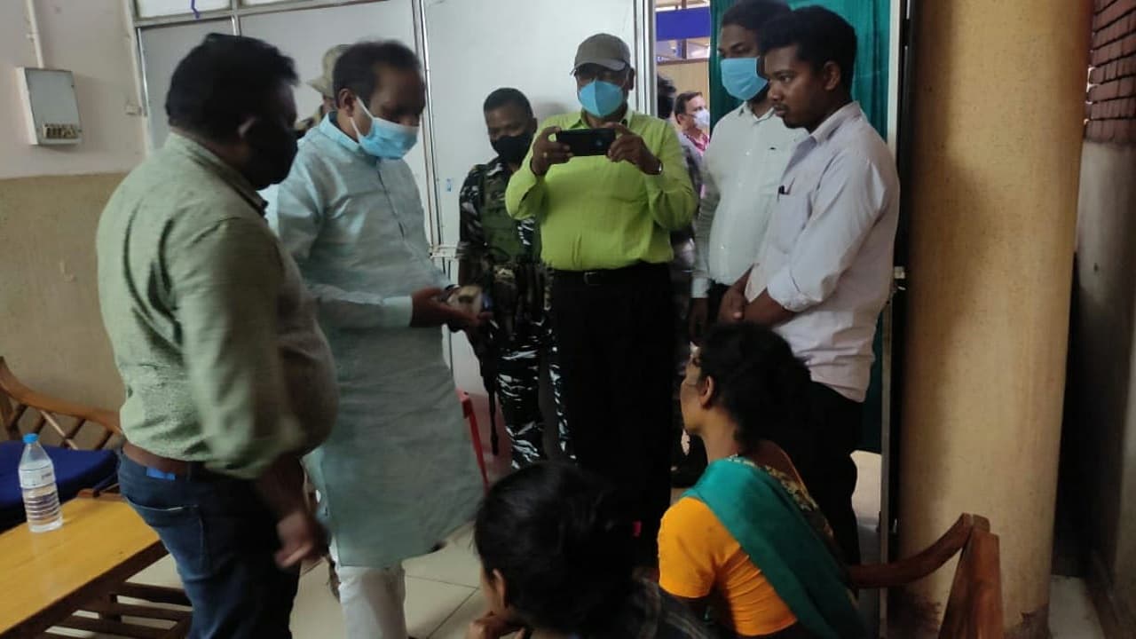 Jharkhand News: आधा घंटा तक भालू से लड़े, लेकिन जिंदगी की जंग हार गए दादा-पोता, पुत्र रिम्स में एडमिट Jharkhand News: आधा घंटा तक भालू से लड़े, लेकिन जिंदगी की जंग हार गए दादा-पोता, पुत्र रिम्स में एडमिट