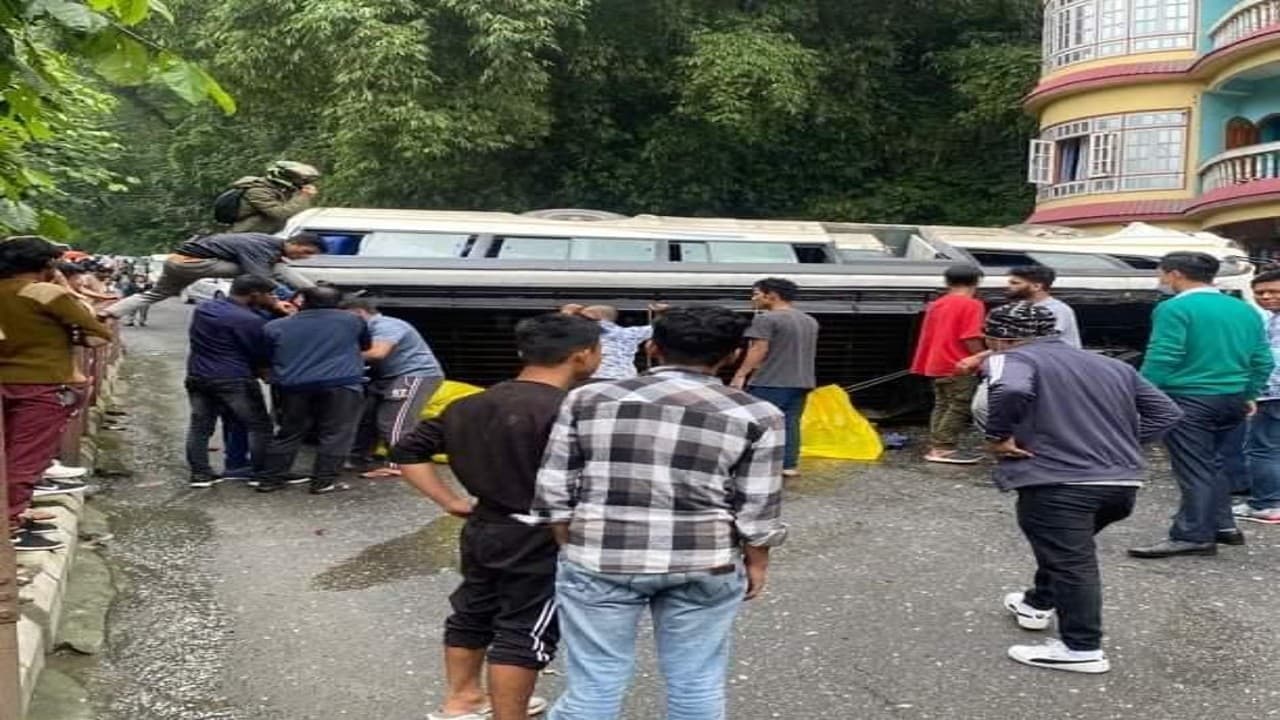 Jharkhand: सिक्किम बस दुर्घटना पर राजनेता जता रहे चिंता, स्वस्थ-सुरक्षित रहने की कर रहे कामना Jharkhand: सिक्किम बस दुर्घटना पर राजनेता जता रहे चिंता, स्वस्थ-सुरक्षित रहने की कर रहे कामना