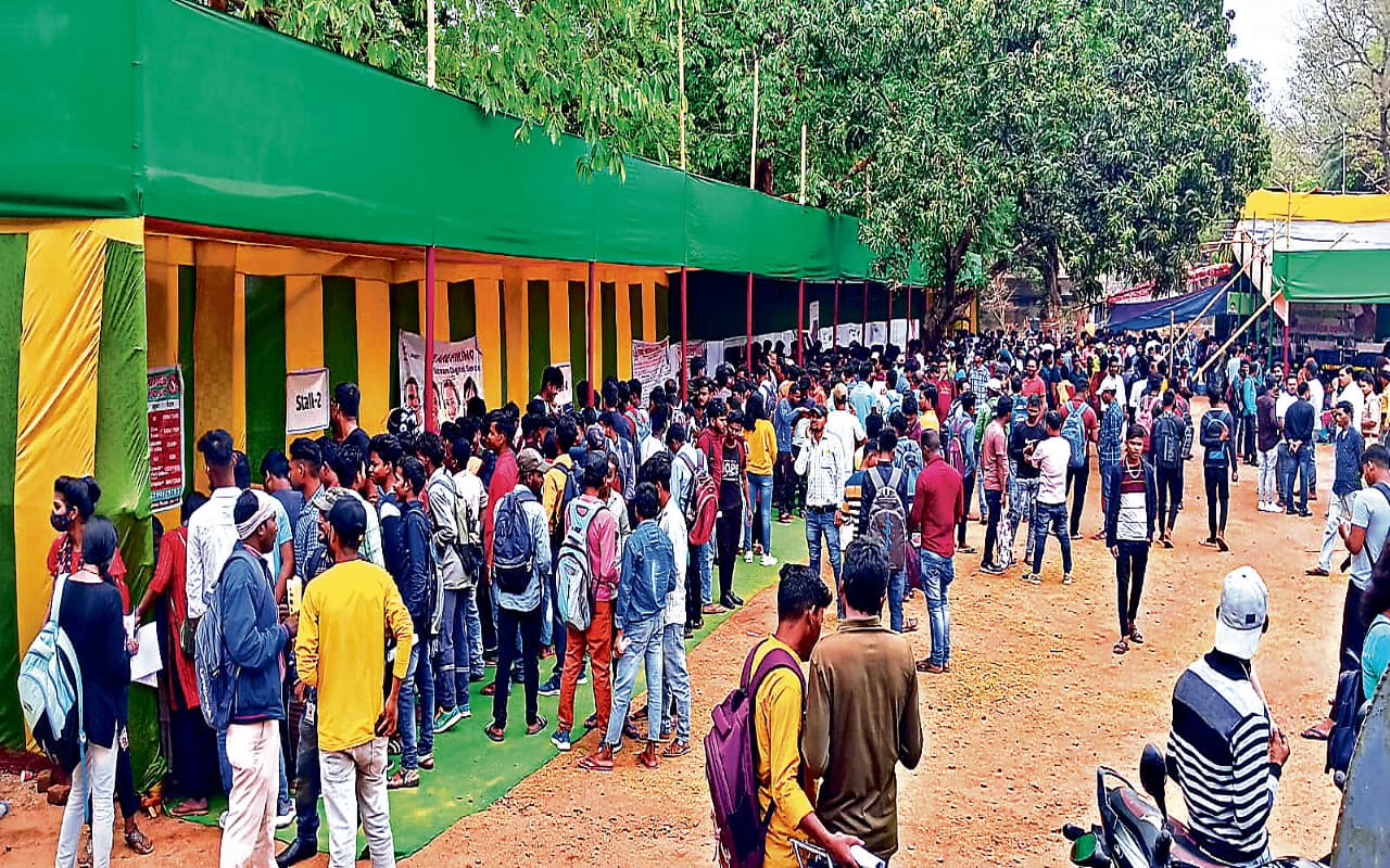 झारखंड के बेरोजगारों के लिए रोजगार मेला बन रहा कारगर, ऑन स्पॉट मिल रहे ऑफर लेटर झारखंड के बेरोजगारों के लिए रोजगार मेला बन रहा कारगर, ऑन स्पॉट मिल रहे ऑफर लेटर