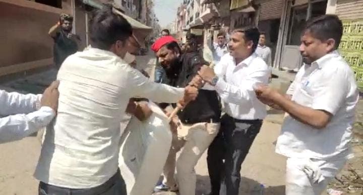 Kanpur News: BJP विधायक के विवादित बयान पर मचा बवाल, सपा कार्यकर्ताओं ने दी आंदोलन की चेतावनी Kanpur News: BJP विधायक के विवादित बयान पर मचा बवाल, सपा कार्यकर्ताओं ने दी आंदोलन की चेतावनी