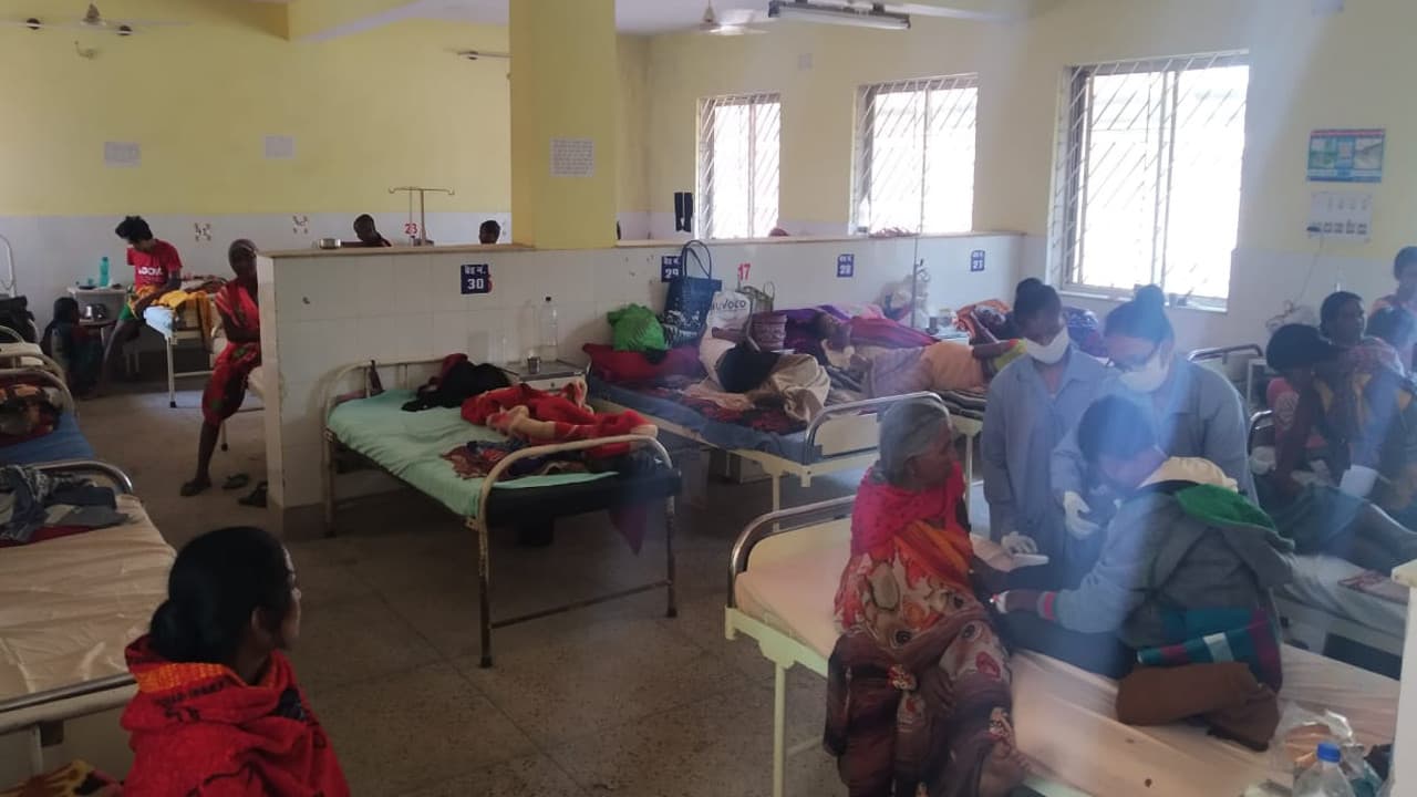 Jharkhand News : मौसम ने बदली करवट, गुमला में बढ़ने लगी मरीजों की संख्या, सदर हॉस्पिटल में खाली नहीं है बेड Jharkhand News : मौसम ने बदली करवट, गुमला में बढ़ने लगी मरीजों की संख्या, सदर हॉस्पिटल में खाली नहीं है बेड
