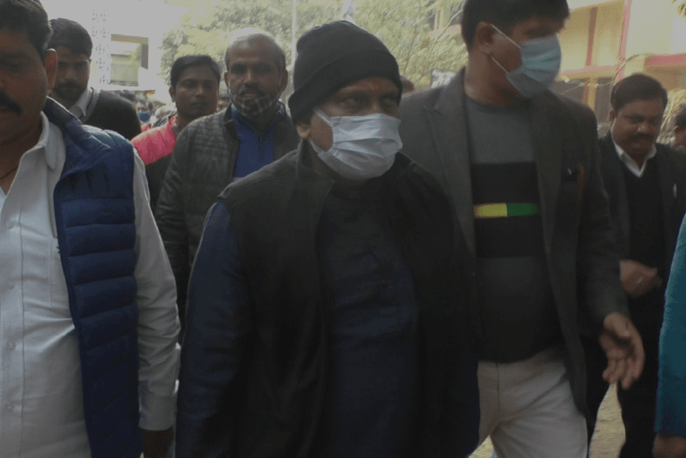 अवधेश सिंह हत्याकांड: मुख्तार अंसारी के खिलाफ गवाही देने कोर्ट पहुंचे अजय राय, प्रशासन पर लगाया ये आरोप अवधेश सिंह हत्याकांड: मुख्तार अंसारी के खिलाफ गवाही देने कोर्ट पहुंचे अजय राय, प्रशासन पर लगाया ये आरोप