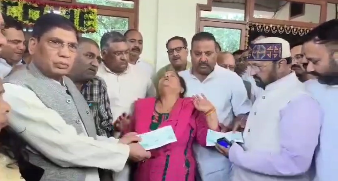 Agra News: पैतृक गांव में होगा शहीद शुभम गुप्ता का अंतिम संस्कार, कैबिनेट मंत्री ने सौंपा सहायता राशि का चेक Agra News: पैतृक गांव में होगा शहीद शुभम गुप्ता का अंतिम संस्कार, कैबिनेट मंत्री ने सौंपा सहायता राशि का चेक