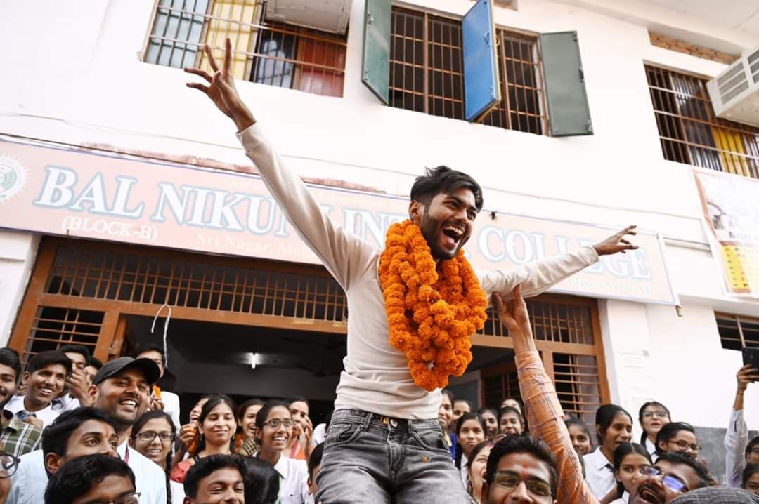 UP Board Result 2023: लखनऊ के छह मेधावियों ने मेरिट लिस्ट में बनाई जगह, हासिल किया मुकाम, अब हौसलों को लगे पंख UP Board Result 2023: लखनऊ के छह मेधावियों ने मेरिट लिस्ट में बनाई जगह, हासिल किया मुकाम, अब हौसलों को लगे पंख