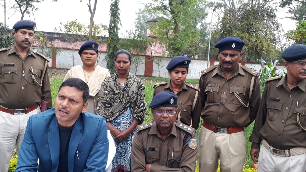 बेंगलुरु व हैदराबाद से मानव तस्कर के चंगुल से 13 लड़कियों को बचाकर सिमडेगा लायी पुलिस