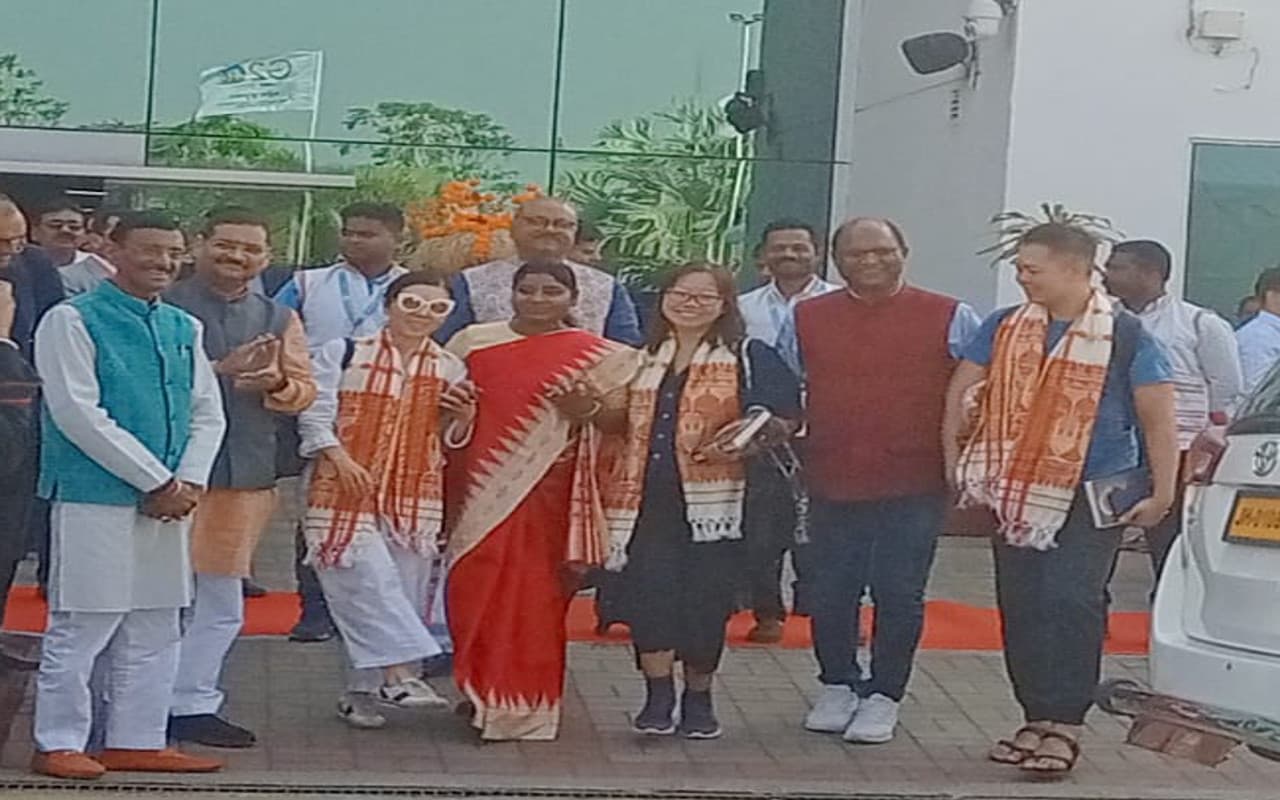 G20 Summit: झारखंड की धरती पर पहुंचने लगे मेहमान, पारंपरिक तरीके से किया जा रहा स्वागत, देखें Pics G20 Summit: झारखंड की धरती पर पहुंचने लगे मेहमान, पारंपरिक तरीके से किया जा रहा स्वागत, देखें Pics