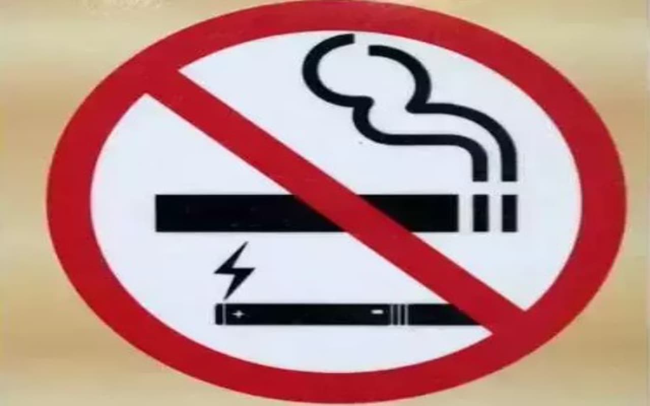धनबाद : सार्वजनिक स्थलों पर जगह-जगह धूंए का छल्ला उड़ाते और थूकते दिख जायेंगे लोग, कोटपा का नहीं होता पालन धनबाद : सार्वजनिक स्थलों पर जगह-जगह धूंए का छल्ला उड़ाते और थूकते दिख जायेंगे लोग, कोटपा का नहीं होता पालन