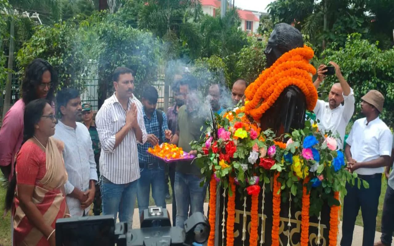 पद्मश्री डॉ रामदयाल मुंडा को AJSU ने दी श्रद्धांजलि, सुदेश बोले- उनके जीवन दर्शन से हर पल सीखने की जरूरत पद्मश्री डॉ रामदयाल मुंडा को AJSU ने दी श्रद्धांजलि, सुदेश बोले- उनके जीवन दर्शन से हर पल सीखने की जरूरत