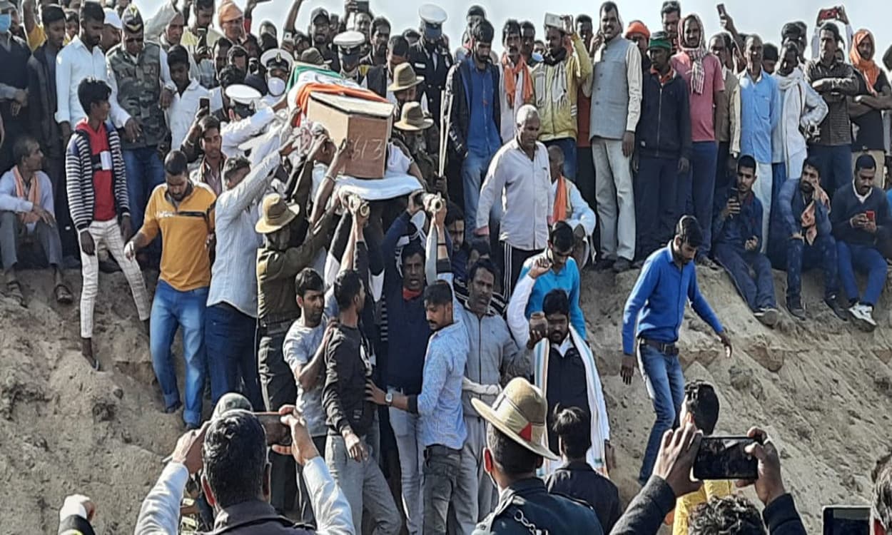 नम आंखों से पलामू ने दी अपने लाल को विदाई, राजकीय सम्मान के साथ नेवी ऑफिसर सूरज दूबे का हुआ अंतिम संस्कार नम आंखों से पलामू ने दी अपने लाल को विदाई, राजकीय सम्मान के साथ नेवी ऑफिसर सूरज दूबे का हुआ अंतिम संस्कार