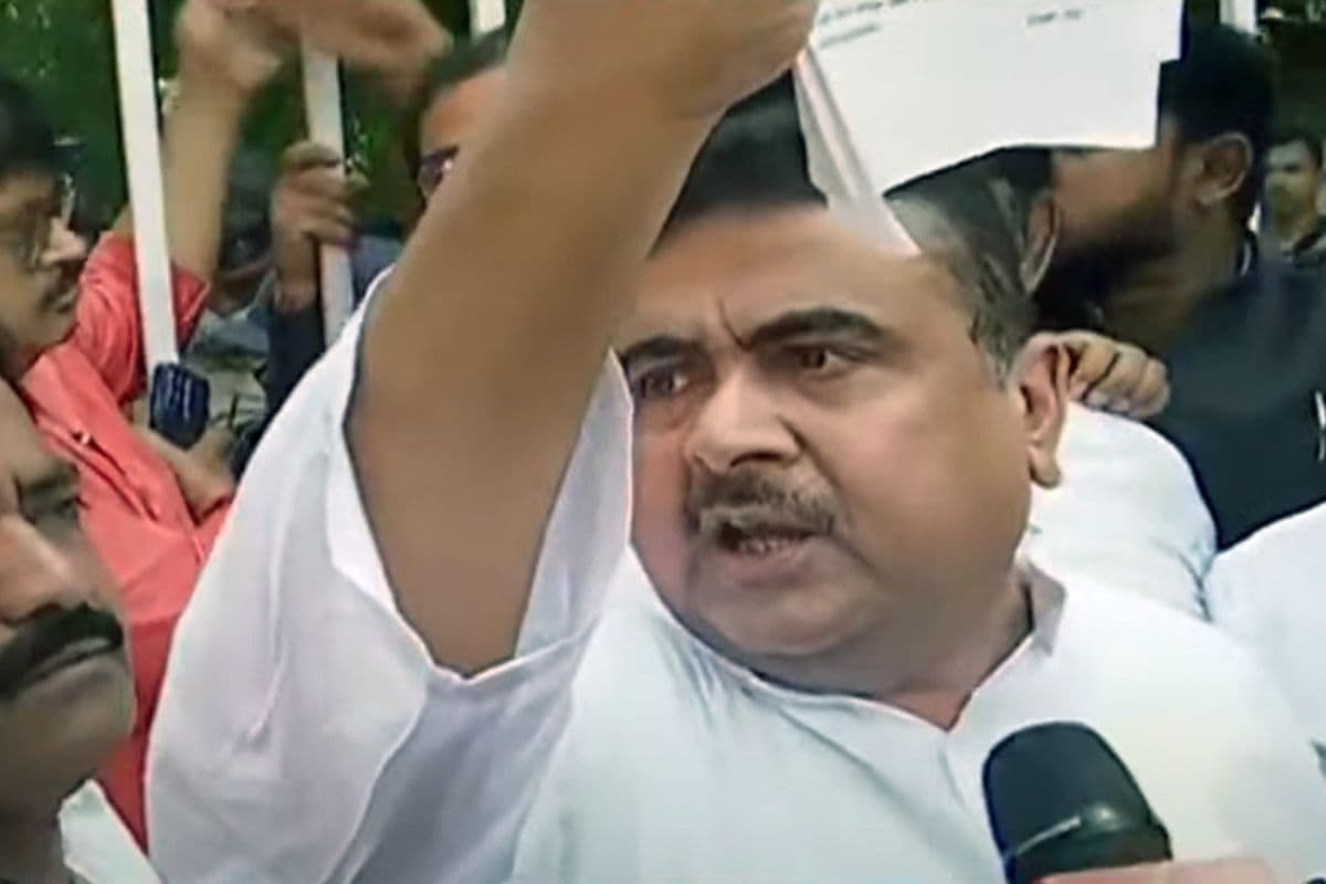 डेंगू के खिलाफ शुभेंदु अधिकारी का स्वास्थ्य भवन अभियान, 22 विधायकों के साथ ज्ञापन देने पहुंचे थे विपक्षी नेता डेंगू के खिलाफ शुभेंदु अधिकारी का स्वास्थ्य भवन अभियान, 22 विधायकों के साथ ज्ञापन देने पहुंचे थे विपक्षी नेता
