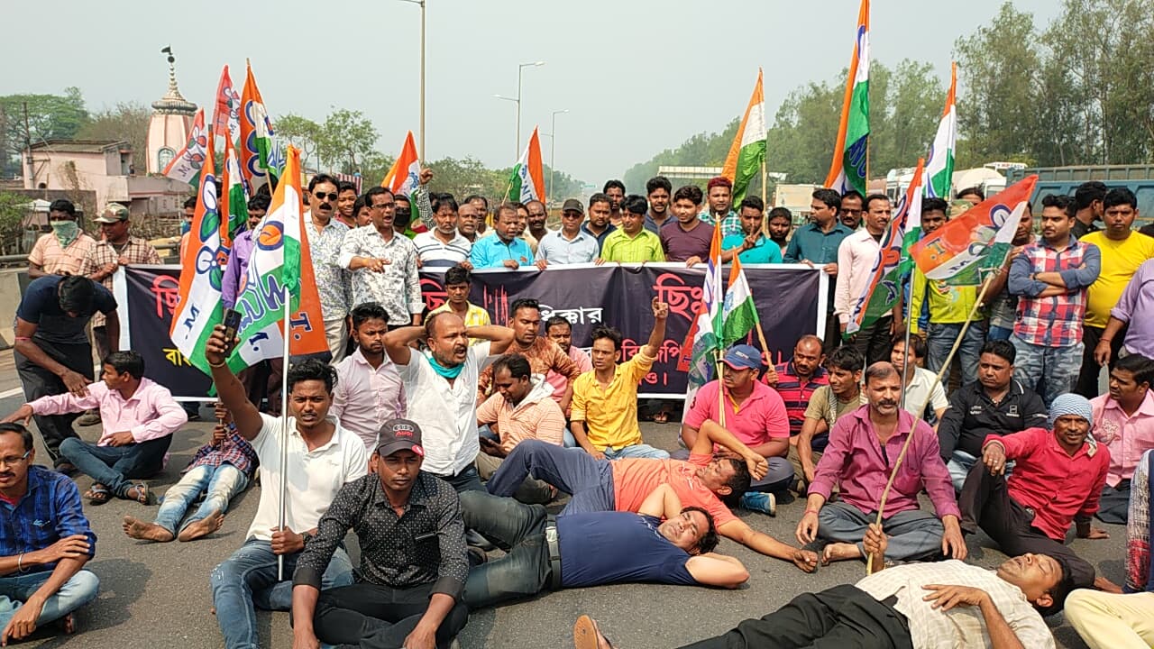 नंदीग्राम में घायल हुईं ममता बनर्जी, तो राज्य भर में हुए प्रदर्शन, TMC कार्यकर्ता बोले- धुलाई होगी, पिटाई होगी नंदीग्राम में घायल हुईं ममता बनर्जी, तो राज्य भर में हुए प्रदर्शन, TMC कार्यकर्ता बोले- धुलाई होगी, पिटाई होगी