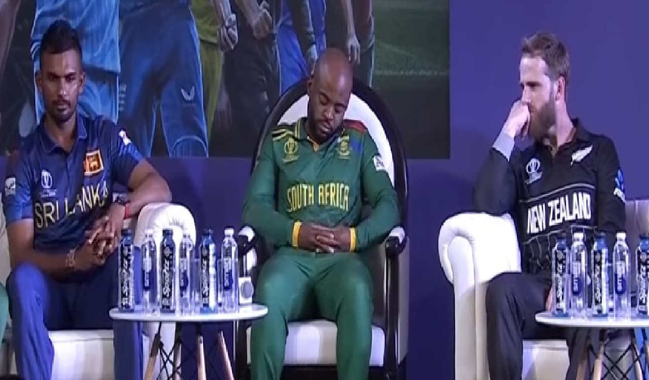 World Cup 2023: कैप्टंस मीट में सोते नजर आये दक्षिण अफ्रीकी कप्तान तेंबा बावुमा, वीडियो वायरल World Cup 2023: कैप्टंस मीट में सोते नजर आये दक्षिण अफ्रीकी कप्तान तेंबा बावुमा, वीडियो वायरल
