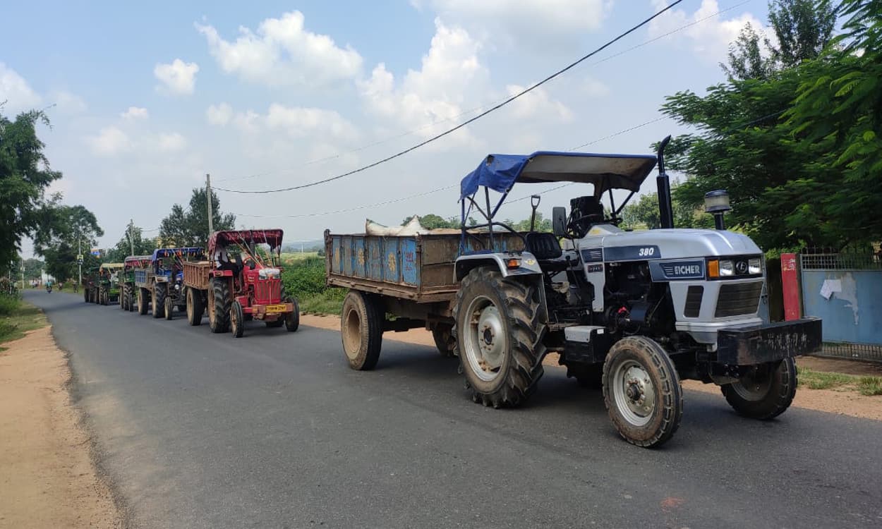 प्रभात खबर इम्पैक्ट : गंधौनिया घाट से पुलिस ने अवैध बालू लदे 11 ट्रैक्टर के साथ 2 लोगों को किया गिरफ्तार प्रभात खबर इम्पैक्ट : गंधौनिया घाट से पुलिस ने अवैध बालू लदे 11 ट्रैक्टर के साथ 2 लोगों को किया गिरफ्तार