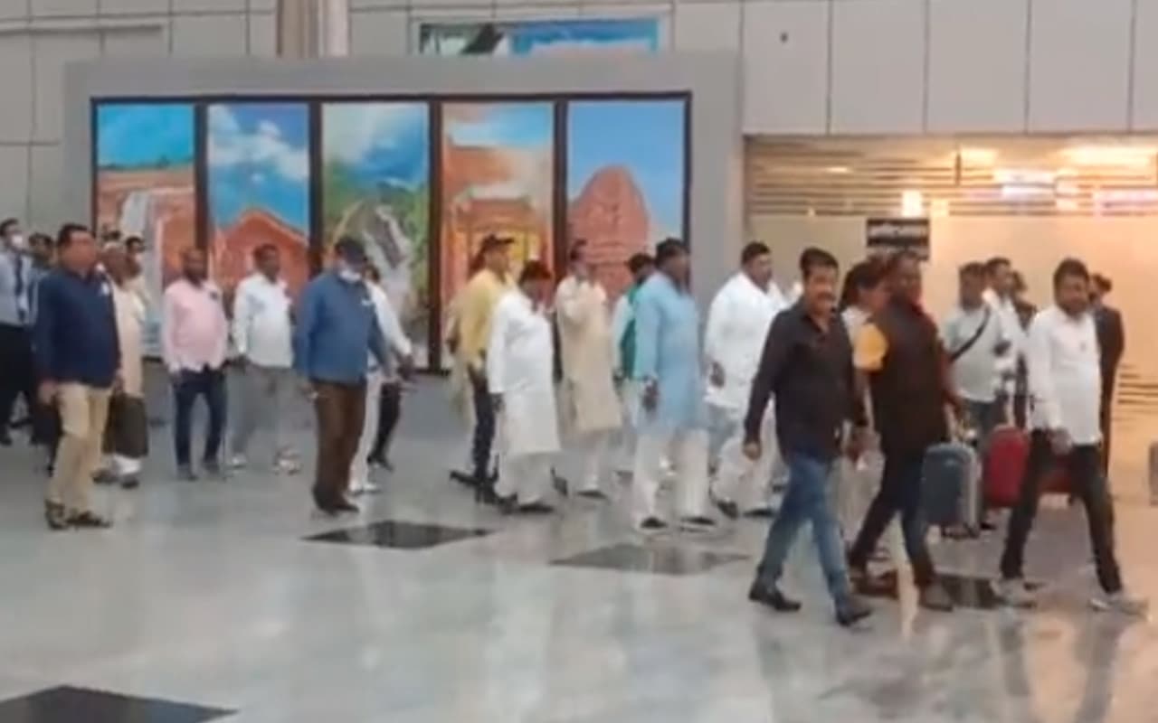 रांची से रायपुर पहुंचे UPA के 32 MLA, Resort politics की तरफ बढ़ी झारखंड की राजनीति, पढ़ें खास रिपोर्ट रांची से रायपुर पहुंचे UPA के 32 MLA, Resort politics की तरफ बढ़ी झारखंड की राजनीति, पढ़ें खास रिपोर्ट