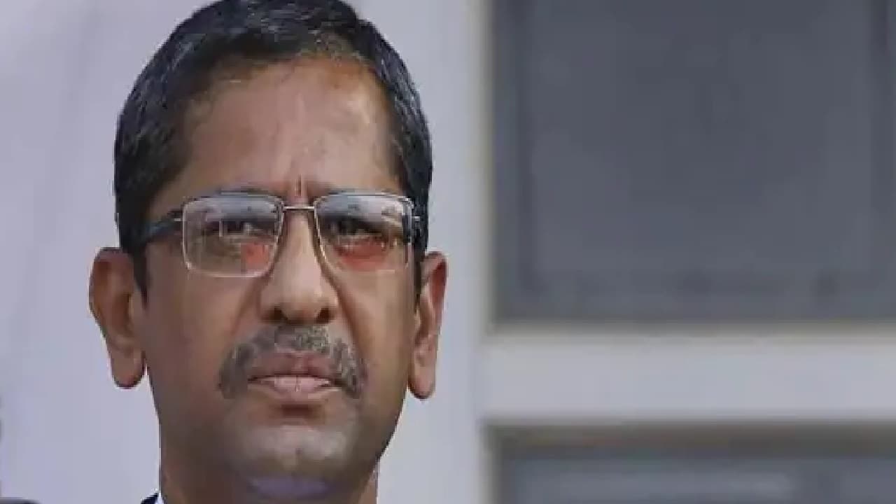 अवैध पैसा कमाने वाले जायेंगे जेल, अफसरों-पुलिस अधिकारियों के बर्ताव पर CJI एनवी रमणा ने जतायी चिंता अवैध पैसा कमाने वाले जायेंगे जेल, अफसरों-पुलिस अधिकारियों के बर्ताव पर CJI एनवी रमणा ने जतायी चिंता