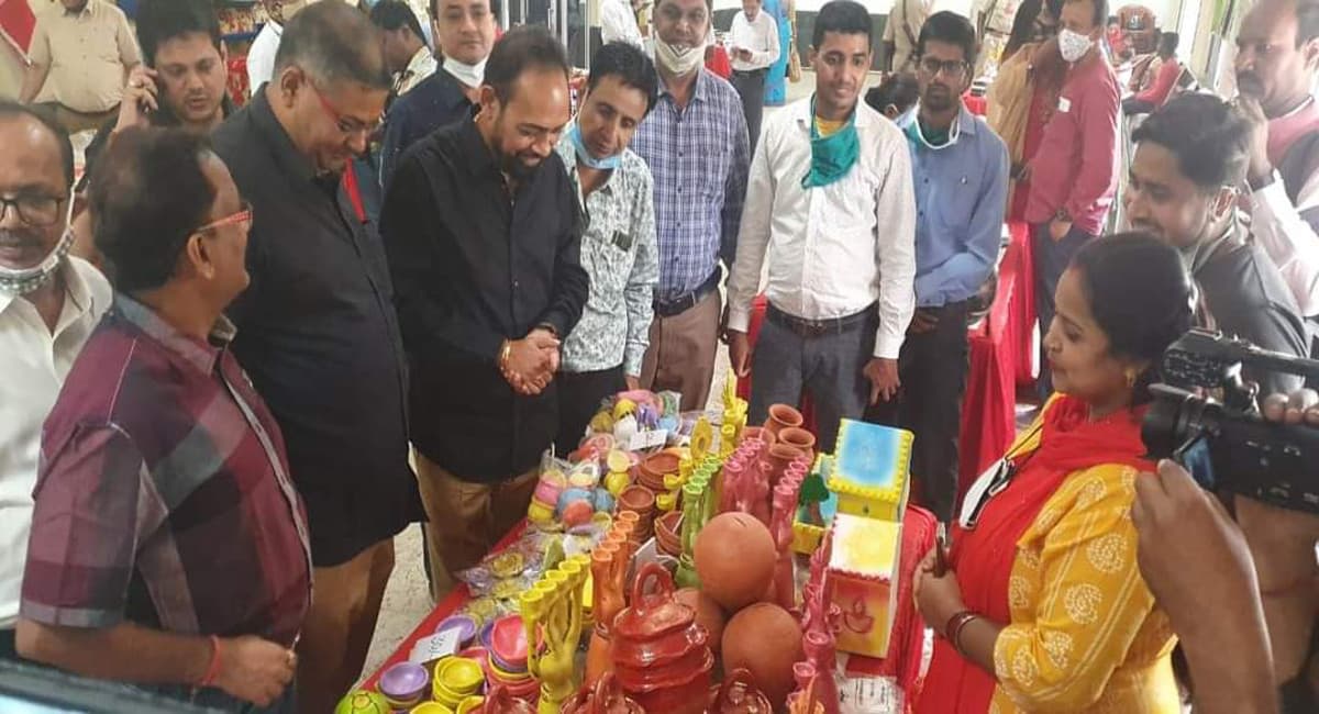 Diwali 2021: इस दीपावली लोकल फॅार वोकल को बढ़ावा देने पर जोर, महिला समूहों के बनाये दीये से सजेगा बाजार Diwali 2021: इस दीपावली लोकल फॅार वोकल को बढ़ावा देने पर जोर, महिला समूहों के बनाये दीये से सजेगा बाजार