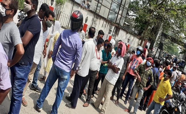 Coronavirus In Bihar: कोरोना संकट गहराया तो वैक्सीन लेने के लिए लंबी लाइन में लग रहे लोग, कोविड टेस्ट के लिए भी घंटों इंतजार Coronavirus In Bihar: कोरोना संकट गहराया तो वैक्सीन लेने के लिए लंबी लाइन में लग रहे लोग, कोविड टेस्ट के लिए भी घंटों इंतजार