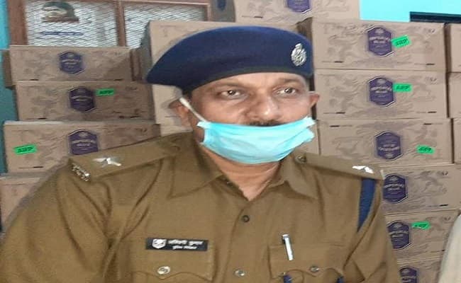 थानाध्यक्ष अश्विनी ने कभी चार लोगों की मॉब लिंचिंग से बचायी थी जान, पर खुद हो गये इसके शिकार, गम में डूबा पूरा गांव थानाध्यक्ष अश्विनी ने कभी चार लोगों की मॉब लिंचिंग से बचायी थी जान, पर खुद हो गये इसके शिकार, गम में डूबा पूरा गांव