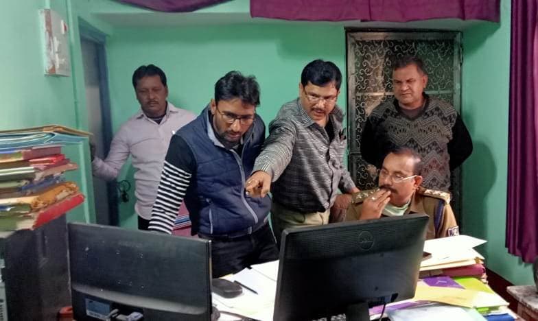 Bihar: बांका के सेंट्रल को-ऑपरेटिव बैंक में मास्क लगाकर घुसे आधा दर्जन बदमाश, 18 लाख से अधिक लूटकर हुए फरार Bihar: बांका के सेंट्रल को-ऑपरेटिव बैंक में मास्क लगाकर घुसे आधा दर्जन बदमाश, 18 लाख से अधिक लूटकर हुए फरार