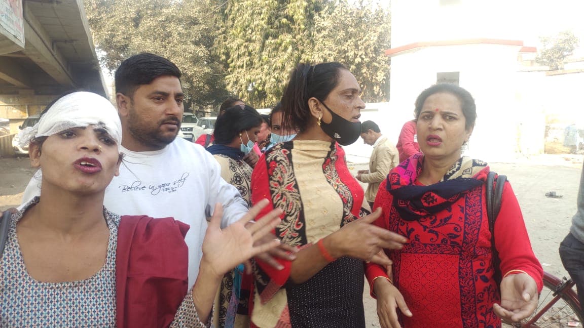 Bareilly News: बधाई मांग कर आ रहे किन्नर उस्ताद और चेले पर जानलेवा हमला, थाने के बाहर लगाया जाम Bareilly News: बधाई मांग कर आ रहे किन्नर उस्ताद और चेले पर जानलेवा हमला, थाने के बाहर लगाया जाम