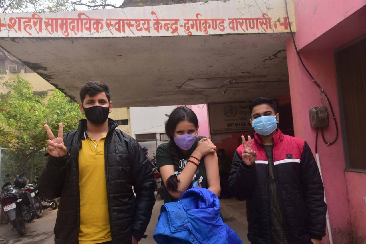 वाराणसी में 15 से 18 साल तक के बच्चों का वैक्सीनेशन शुरू, स्टूडेंट्स बोले- थैंक यू मोदी जी वाराणसी में 15 से 18 साल तक के बच्चों का वैक्सीनेशन शुरू, स्टूडेंट्स बोले- थैंक यू मोदी जी