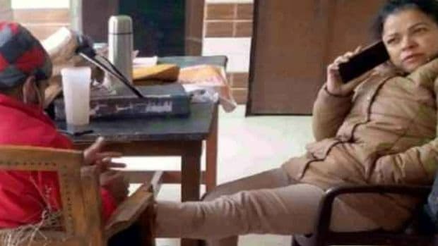 UP News: संभल में महिला दारोगा ने शख्स से दबवाए पैर, फोटो वायरल होने पर एसपी ने लिया एक्शन तो दी सफाई UP News: संभल में महिला दारोगा ने शख्स से दबवाए पैर, फोटो वायरल होने पर एसपी ने लिया एक्शन तो दी सफाई