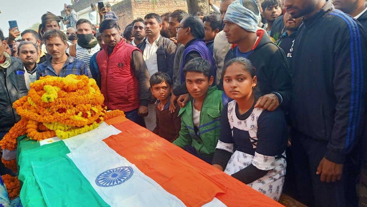 Varanasi News: पठानकोट में संदिग्ध अवस्था में जवान की मौत, परिजनों ने अंत्येष्टि करने से किया इनकार Varanasi News: पठानकोट में संदिग्ध अवस्था में जवान की मौत, परिजनों ने अंत्येष्टि करने से किया इनकार