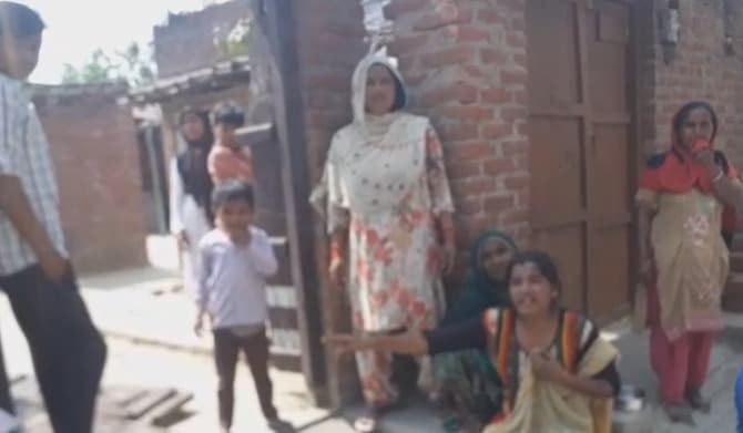 Bareilly News: बरेली में चुनावी रंजिश में एक समुदाय के घरों में तोड़फोड़, सात घायल Bareilly News: बरेली में चुनावी रंजिश में एक समुदाय के घरों में तोड़फोड़, सात घायल