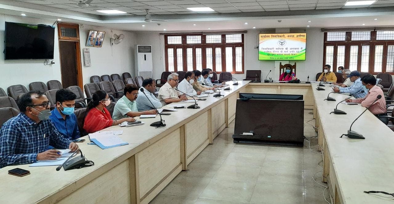 Aligarh News: अलीगढ़ में 11 हजार 678 घरौनियों से ग्रामीणों को मिला मालिकाना हक Aligarh News: अलीगढ़ में 11 हजार 678 घरौनियों से ग्रामीणों को मिला मालिकाना हक
