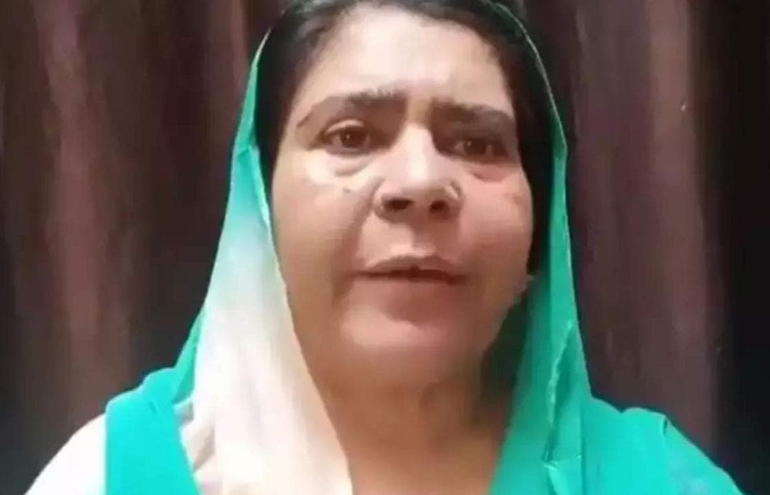 Aligarh News: सपा की महिला नेता ने मंदिर के सामने कुरान पढ़ने का दिया था बयान, अब मांगी माफी Aligarh News: सपा की महिला नेता ने मंदिर के सामने कुरान पढ़ने का दिया था बयान, अब मांगी माफी