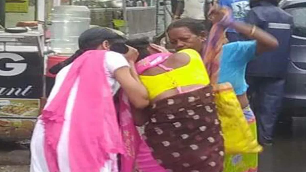 Jamshedpur News: बेटे को गैर महिला के साथ देख भड़की मां, फिर बीच सड़क पर क्या सब हुआ पढ़े यहां… Jamshedpur News: बेटे को गैर महिला के साथ देख भड़की मां, फिर बीच सड़क पर क्या सब हुआ पढ़े यहां…