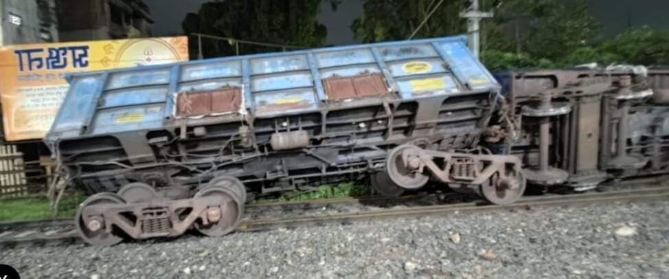 West Bengal: बीरभूम के नलहाटी में मालगाड़ी हुई बेपटरी, मरम्मती का काम शुरू West Bengal: बीरभूम के नलहाटी में मालगाड़ी हुई बेपटरी, मरम्मती का काम शुरू
