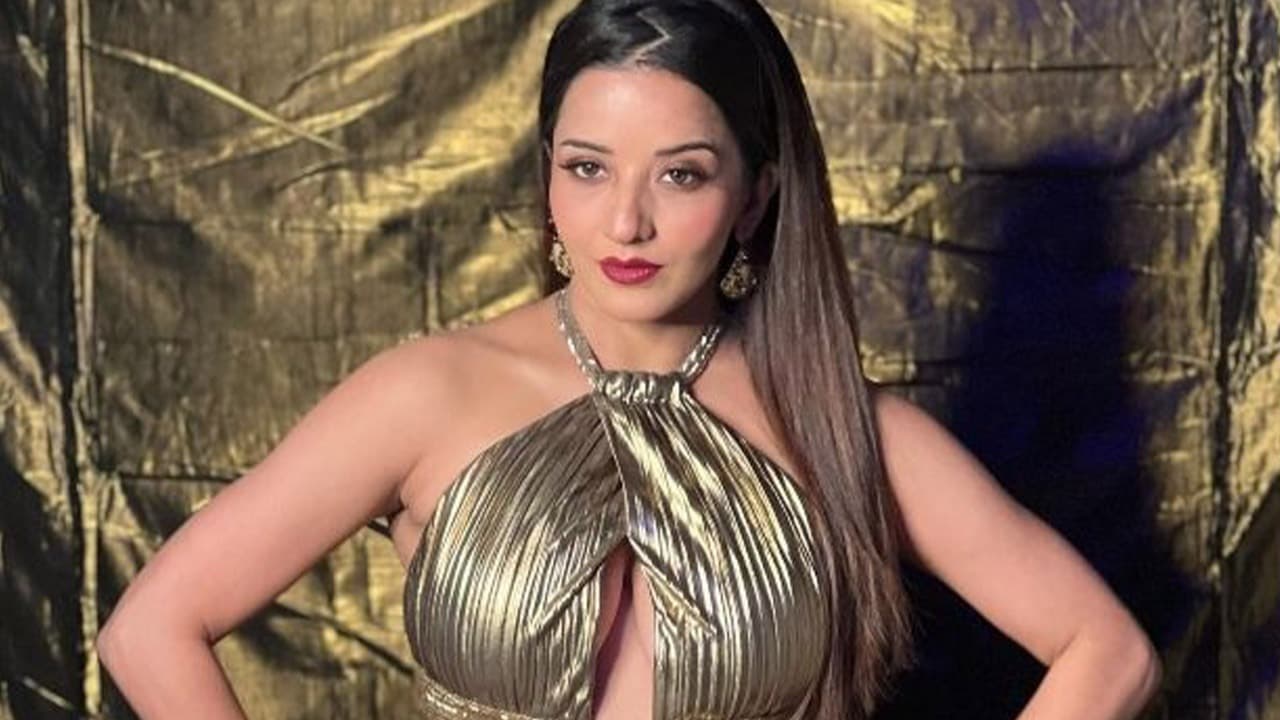 Video: ऑफ शोल्डर शिमरी गाउन में सामने आया मोनालिसा का कातिलाना लुक, ग्लैमरस अदांज में दिखी बोल्ड